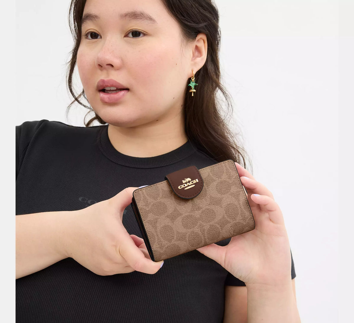 Medium Corner Zip Wallet In Signature Canvas Gold/Tan/Brown